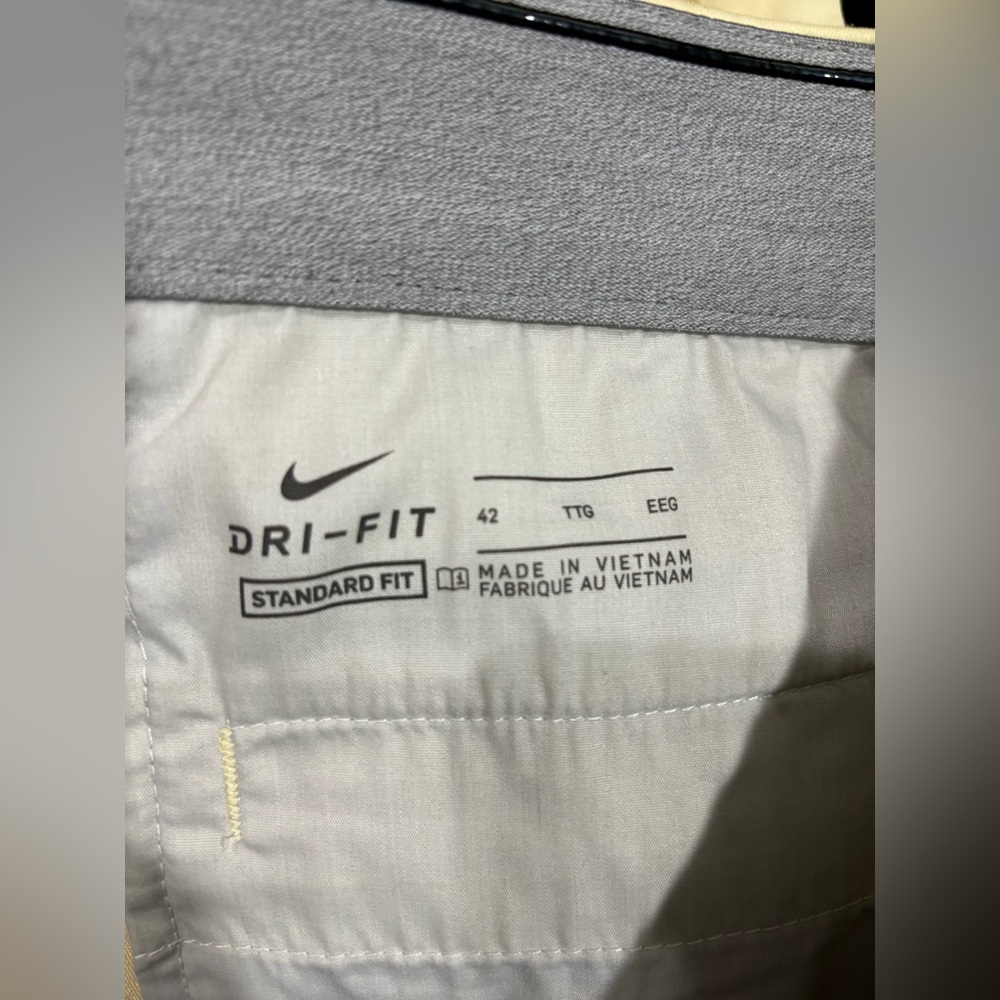 NIKE SHORTS SZ 42
** G O L F ** Attire ~
————————————— - Picture 9 of 10